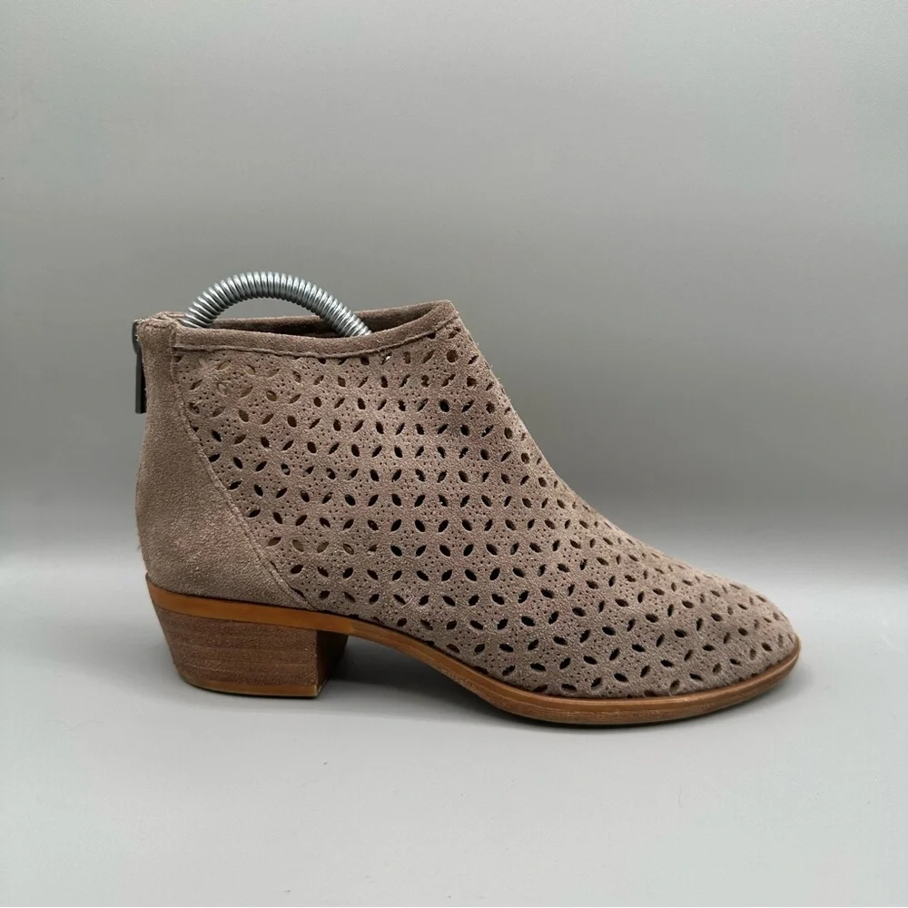 Lucky Brand Women’s 6 Bergyn Perforated Ankle Boots Suede Tan Booties Zip Up - Picture 2 of 9